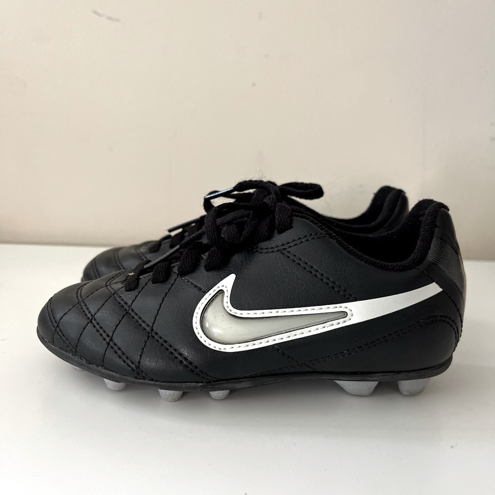 Nike - boys soccer shoes/ Size 11c